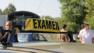 Mai puţini candidaţi care iau examenul auto. S-au înăsprit condiţiile şi nu mai merge cu şpagă