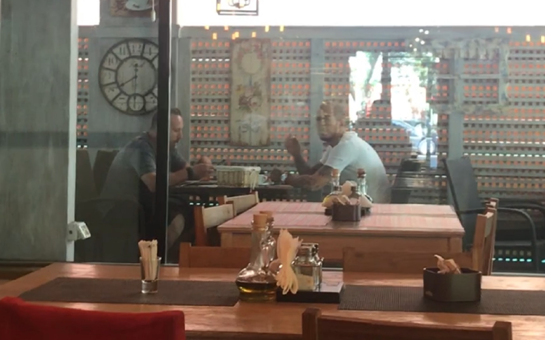 Alibec și prietenul lui, la cafenea