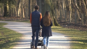Părinții care primesc un ajutor financiar de 1.500 de lei pe lună. Care este motivul