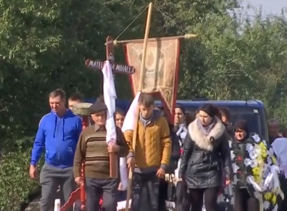 FOTO. Lacrimi și durere în localitatea Munteni-Buzău. 8 dintre victimele teribilului accident din Ialomița, conduse pe ultimul drum