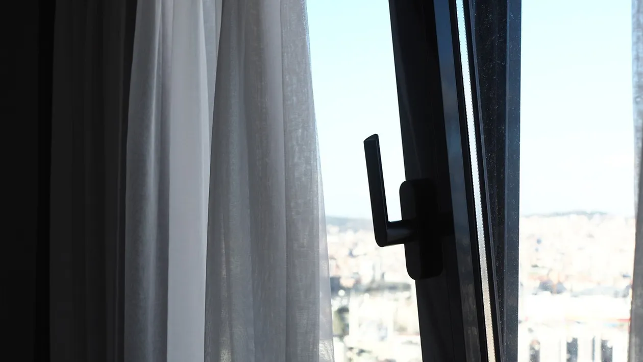 Cum se aerisește casa pe timp de iarnă. Câte minute trebuie ținut geamul deschis