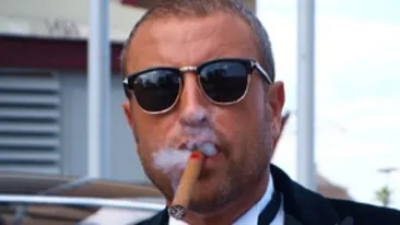 Ramane cel mai excentric designer! Bote si-a facut unghiile de la picioare cu oja neagra si a iesit la plaja