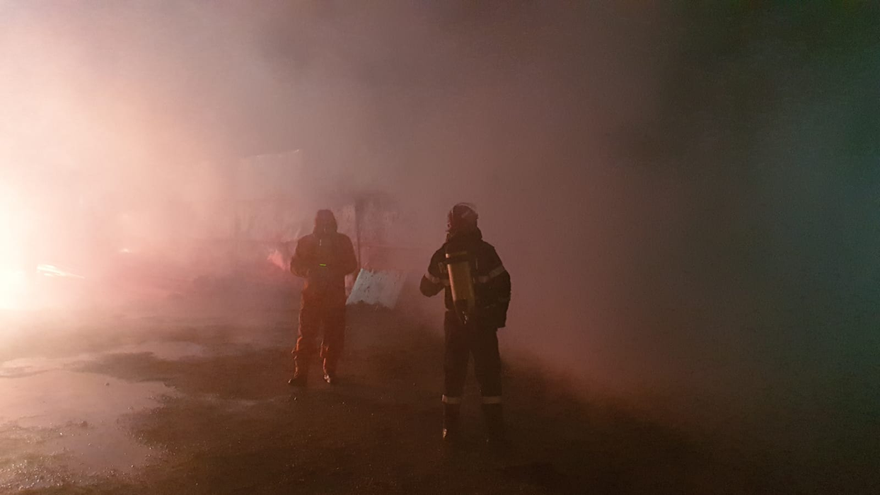 Incendiul a afectat o hală din apropierea autostrăzii A1