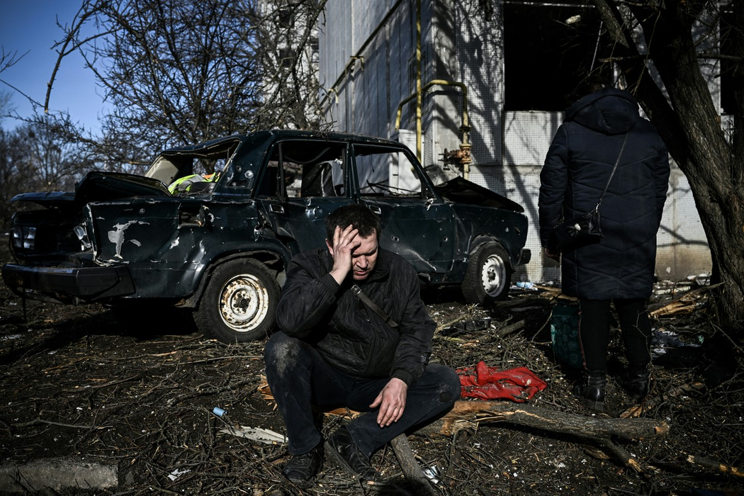 Un ucrainean distrus de durere, după ce casa i-a fost dărâmată. Sursa foto: Profimedia Images
