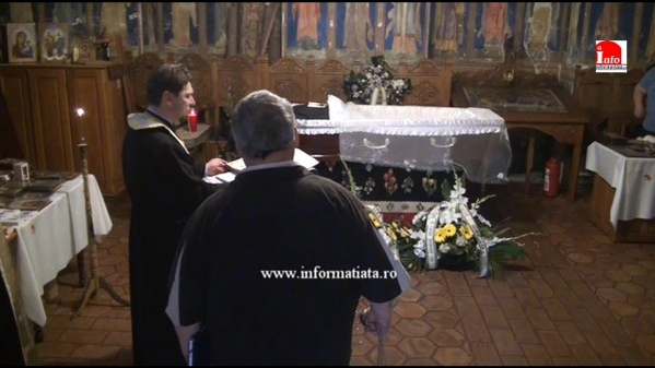 Ilie Micolov, imagini emoționante de la înmormântare. Semnul divin apărut i-a făcut pe cei din cortegiu să spună rugăciuni