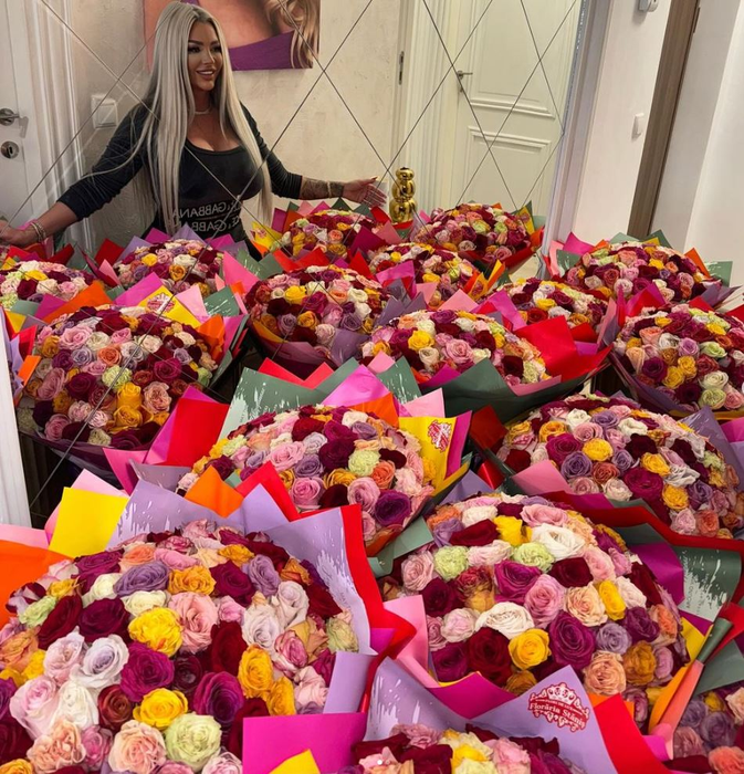 Dani Leș a dat-o pe spate cu 1001 trandafiri de toate culorile (Foto: Instagram)