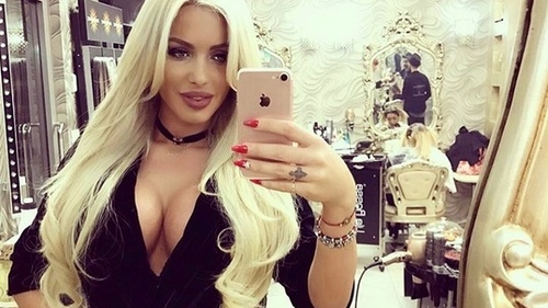 Loredana Chivu, ipostază incendiară împreună cu iubitul! A renunţat la sutien şi s-a suit călare pe el