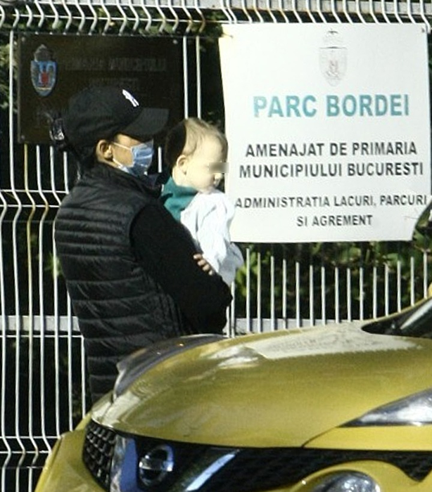 Lavinia îl ține cu mare grijă în brațe pe Alexandru