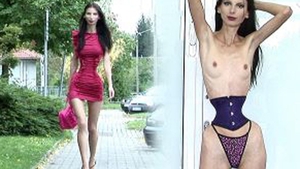 Imagini spectaculoase de la sedinta foto! "Viespea" Ioana, femeia cu cea mai mica talie din lume, a pozat aproape goala!