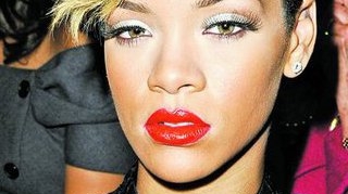 Va fi Rihanna urmatoarea victima? Solista din Barbados, curtata pentru a juca rolul lui Whitney, a socat printr-un videoclip cu implicatii oculte