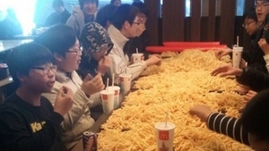 "Doamne, nu cred că văd bine" Ce au pus tinerii aştia pe masa în McDonald's întrece orice închipuire!