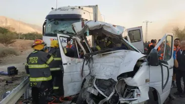 VIDEO ÎNFIORĂTOR! Momentul impactului dintre un camion și un microbuz! Au murit șase oameni