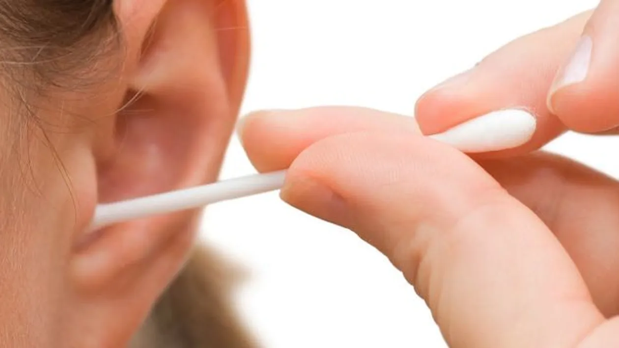 Foloseşti beţişoare speciale pentru curăţarea urechilor? Află de ce nu este bine!
