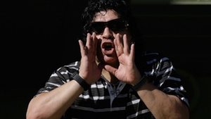 VIDEO Maradona a dat cu masina peste un cameraman si tot el l-a injurat!