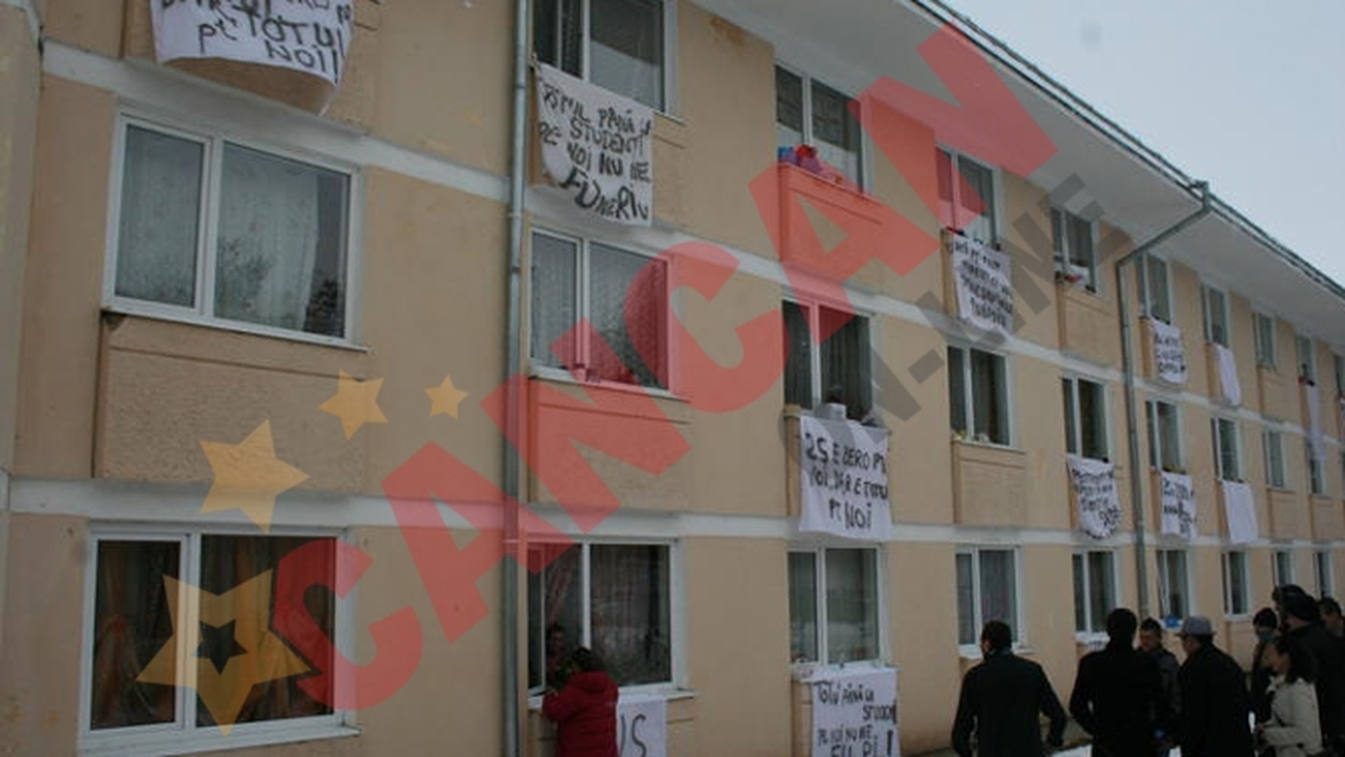 Proteste studentesti cu efecte luminoase si cearceafuri