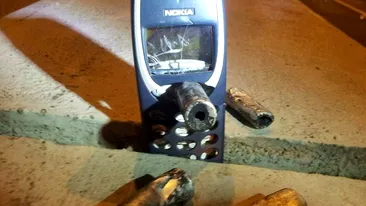 Un telefon de doi lei i-a salvat viata unui protestatar! Aparatul a oprit un glont!