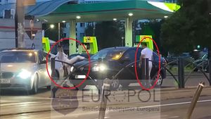Șoferul unui Logan, bătut în trafic de bărbat care conduce un BMW. Atacatorul s-a năpustit asupra lui cu o crosă de golf, iar iubita a lovit cu picioarele mașina victimei | VIDEO