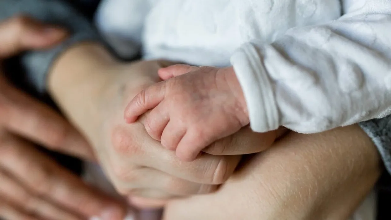 O tânără de 30 de ani și-a lăsat bebelușul cu soacra ei. A spionat-o și nu i-a venit să creadă ce a văzut