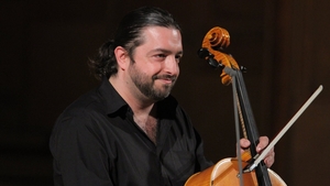 VIDEO EXCLUSIV! Pe unde a încercat să ”evadeze” tovarăşul lui Dan Bittman! Când au descins ”mascaţii”, celebrul violoncelist s-a aruncat de la etaj