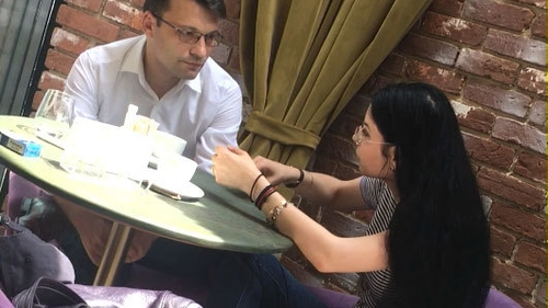 S-au retras într-un colţ, la cea mai tare cafenea, şi... Fosta ministresă a şuşotit o oră şi jumătate cu un domn apretat!