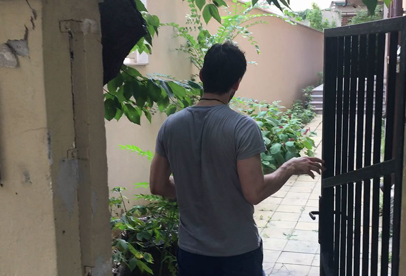 Tuncay intră în curtea imobilului unde a avut cabinet şi locuinţă