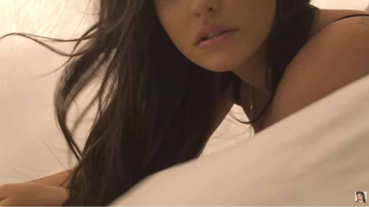 Antonia, în lenjerie intimă sexy în clipul celei mai noi piese, “Muți”: “#1 trending scrie pe ea”. Toate imaginile s-au filmat în vila sa de lux