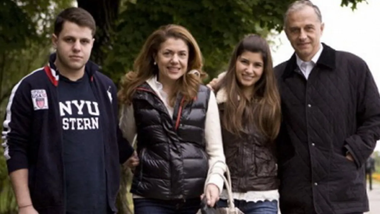 Familia Geoana nu rateaza nici un eveniment monden! Vezi aici cum s-au impartit, miercuri seara, politicianul si sotia!