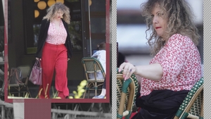 Cum am surprins-o pe Oana Lis ziua-n amiaza mare! L-a lăsat pe Viorel la păcănele și s-a ”scufundat” într-un pahar de frappe