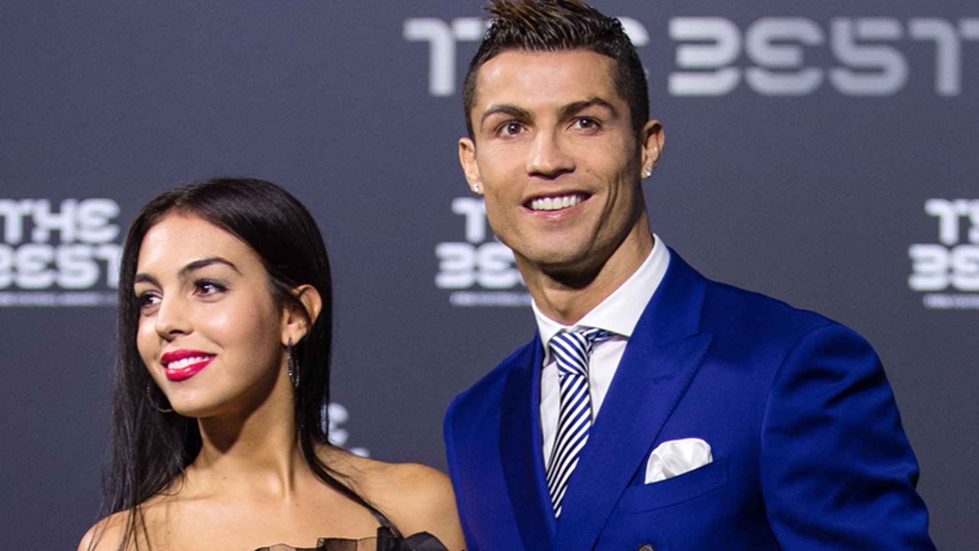 Imagini incendiare cu Cristiano Ronaldo şi prietena lui, modelul Georgina Rodriguez, la plajă
