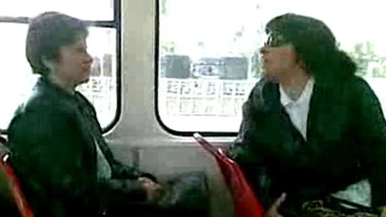 VIDEO care te baga in perfuzii! Cea mai penala calatoare din tramvai! Femeia asta fara bilet dar tare in gura l-a facut pe vatman sa se dea jos, s-o injure de morti si sa abandoneze tramvaiul- Are o voce care te umple de draci