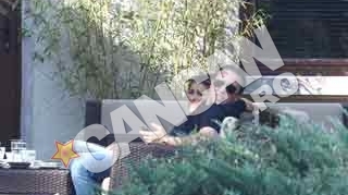 VIDEO Scandalul declansat de fosta sotie a antrenorului Stelei nu le-a stricat buna dispozitie! Ana Maria Prodan si Reghe s-au sorbit din priviri la terasa! Ea l-a mangaiat dragastoasa, el i-a zambit tandru!