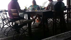 Crina Matei si-a facut de cap pe litoral. A baut vin alb in amiaza mare si a flirtat cu un barbat grizonat!