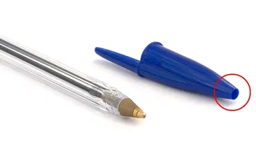 Nici prin cap nu-ți trece! La ce folosește gaura din partea de sus a capacului unui pix, de fapt