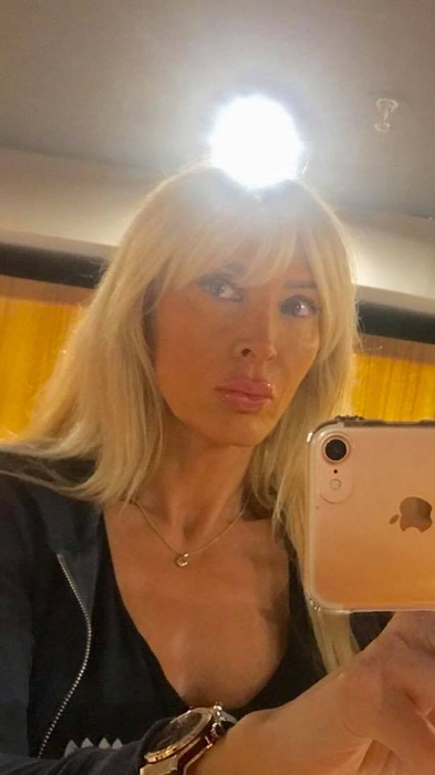 Maya, sexy-patroneasa MedLife, este noua "Regină a selfiurilor" din lumea bună