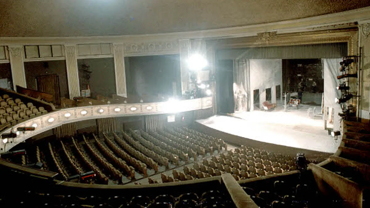 O actriţă a fost lovită în cap de o bară din decorul de la teatru, chiar în timp ce juca! Are contuzie cervicală!