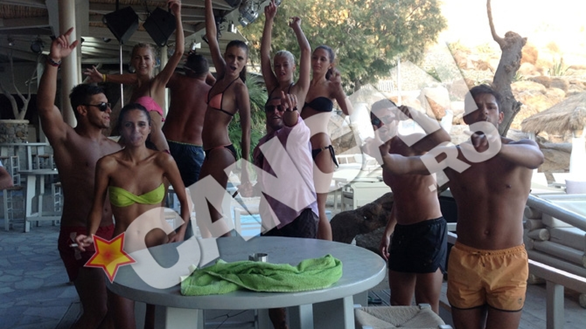 Au baut 11 sticle de tequila in zece sI au dansat uzi pe mese ziua in amiaza mare. Botezatu s-a destrabalat cu manechinele pe o plaja din Mykonos