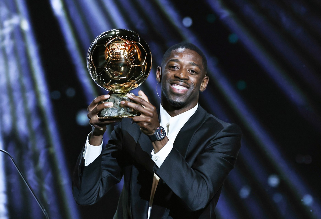Dembele ridică trofeul, sursa-profimedia.ro