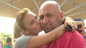 Roxana Ionescu si-a sprijinit sanii pe umarii lui Chef Catalin Scarlatescu! Iata ce decolteu exploziv a avut "Mama Natura"