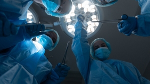 O femeie s-a trezit din comă în timp ce medicii îi prelevau organele. Cine a insistat ca donarea să continue, deși pacienta era vie