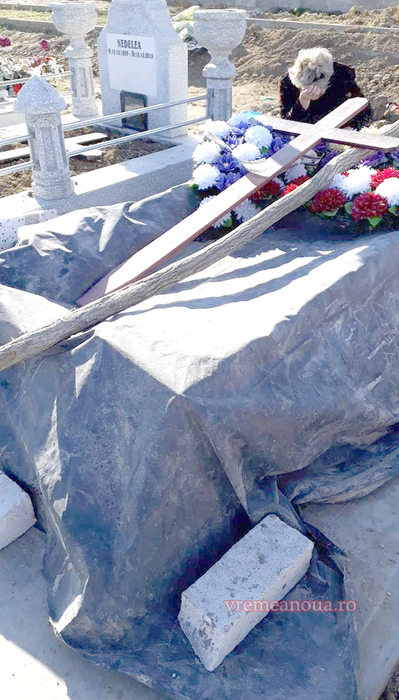 Uluitor! Un mort din Bârlad a fost abandonat în cimitir, acoperit cu o prelată