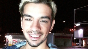 DAVID PUŞCAŞ nu se mai fereşte! S-a pozat în braţele unui băiat şi a dat cărţile pe faţă: „Dragostea e dragoste!“