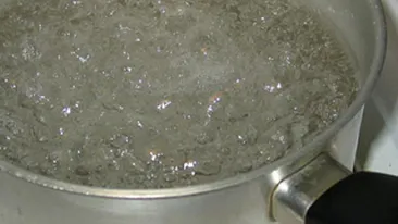 Un baietel de doi ani a fost internat in spital cu arsuri pe corp!