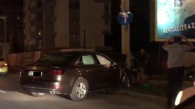 Un ieșean a mers la băut după ce și-a cumpărat mașină de lux, apoi a intrat cu ea în stâlp. Bolidul avea doar 500 de kilometri la bord