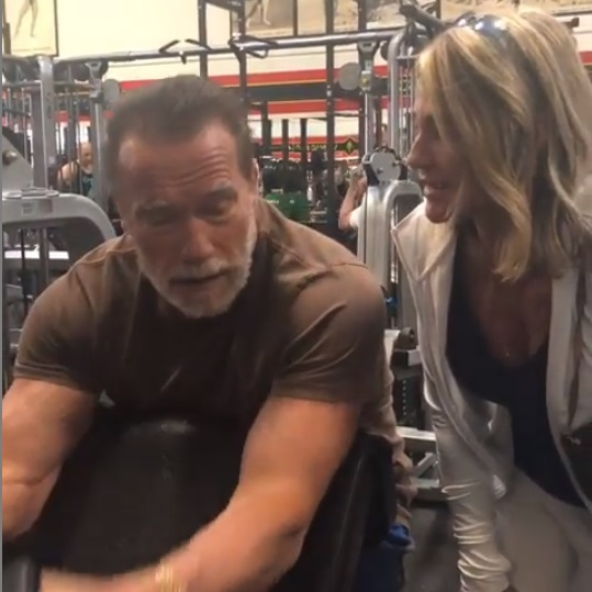 Nadia Comăneci a sărbătorit 43 de ani de la primul 10 al gimnasticii împreună cu Arnold Schwarzenegger. Celebra româncă i-a pipăit mușchii actorului