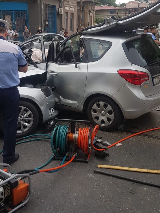 Persoană rănită într-un accident produs în centrul Capitalei. A fost nevoie de intervenția descarcerării. VIDEO