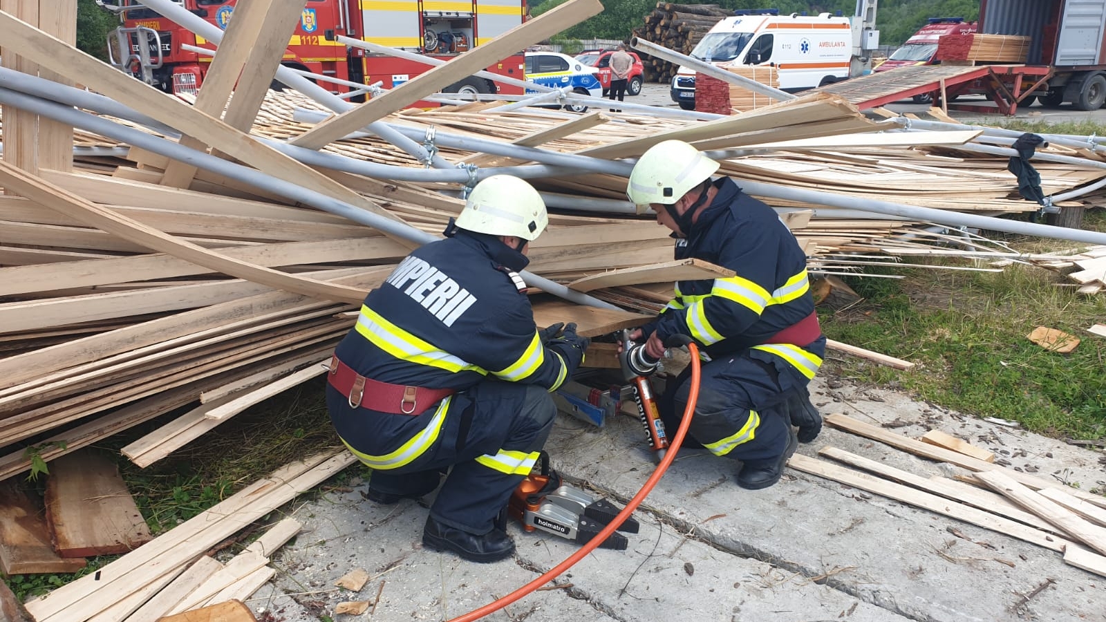 Accident cumplit într-o fabrică din Prahova. Patru persoane au fost prinse sunt o schela prăbușită