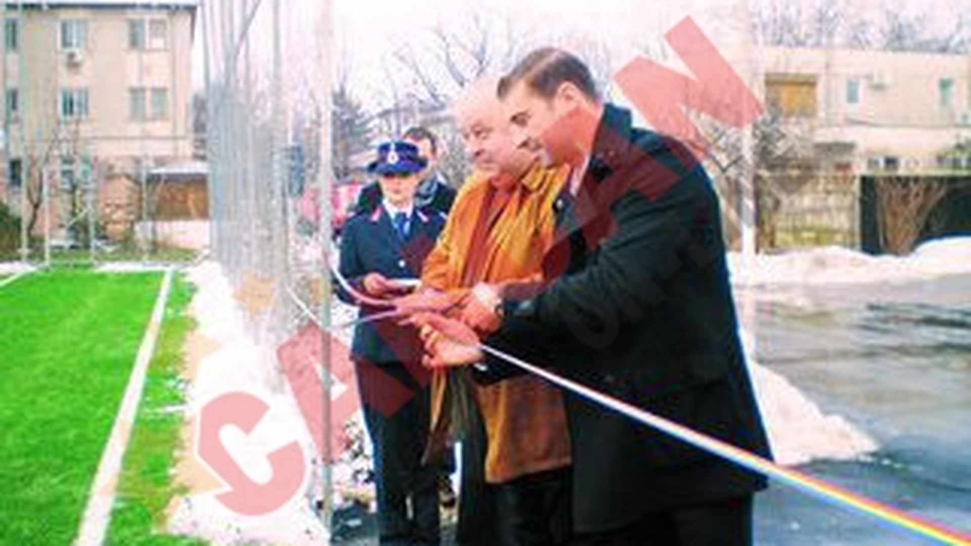 "Mister K.O." a inaugurat un teren de fotbal