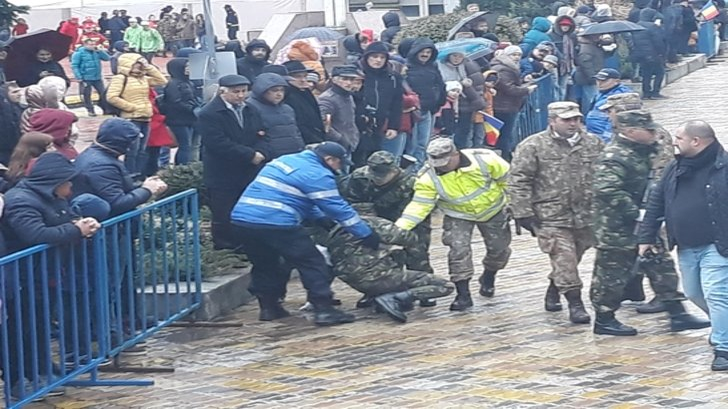 Incident la parada militară. Senatoarea Cristina Socheci a alergat spre militarul căzut ca secerat