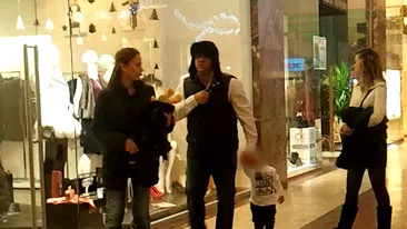 Sabin Ilie a iesit la plimbare cu iubita si copilul. S-au distrat la mall