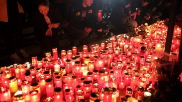 Marș în memoria victimelor tragediei din Clubul Colectiv, în Capitală. Peste 800 de oameni, cu flori albe și lumânări. VIDEO